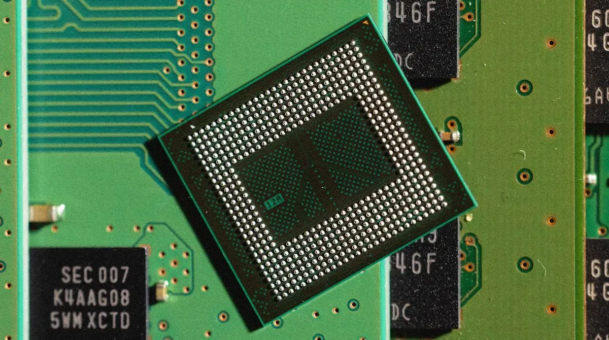 Laptop with SSD cache and DRAM modules